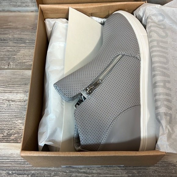 CUSHIONAIRE Women's Hart Hidden Wedge Sneaker in Grey New - Picture 3 of 8